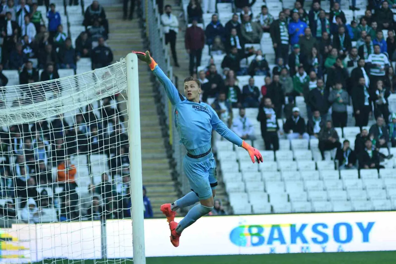Kerem, yeşil-beyazlı formayla 25 maça çıktı. Kalesinde 10 gol gören 19 yaşındaki kaleci, 16 maçta ise kalesini gole kapatmayı başardı.