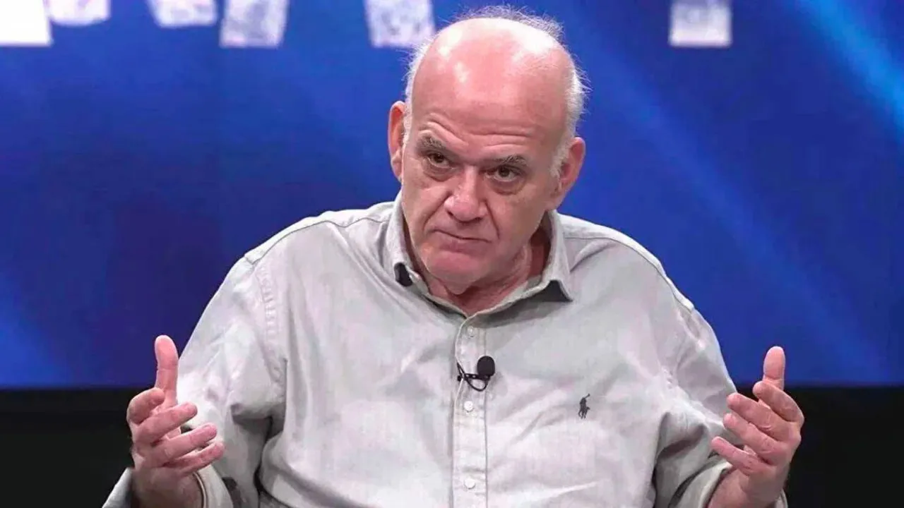 Eski hakem Ahmet Çakar, futbol yorumculuğu yapıyor.