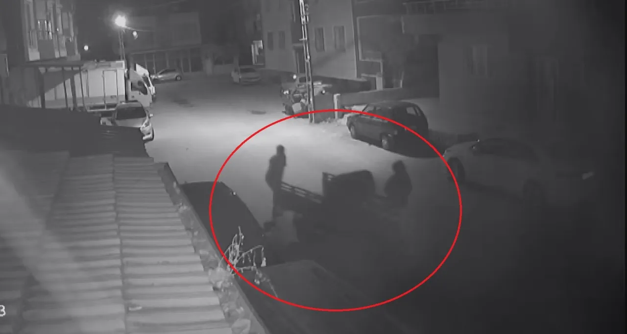 Hatay'da pes dedirten olay! Motosikleti iterek çalan hırsızın 54 suç kaydı çıktı