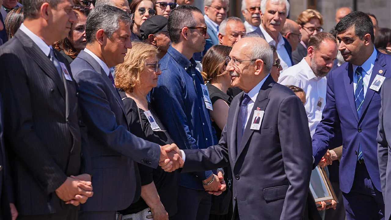 Mutlak butlan sonrası ilk temas! Kemal Kılıçdaroğlu ve Özgür Özel tokalaştı