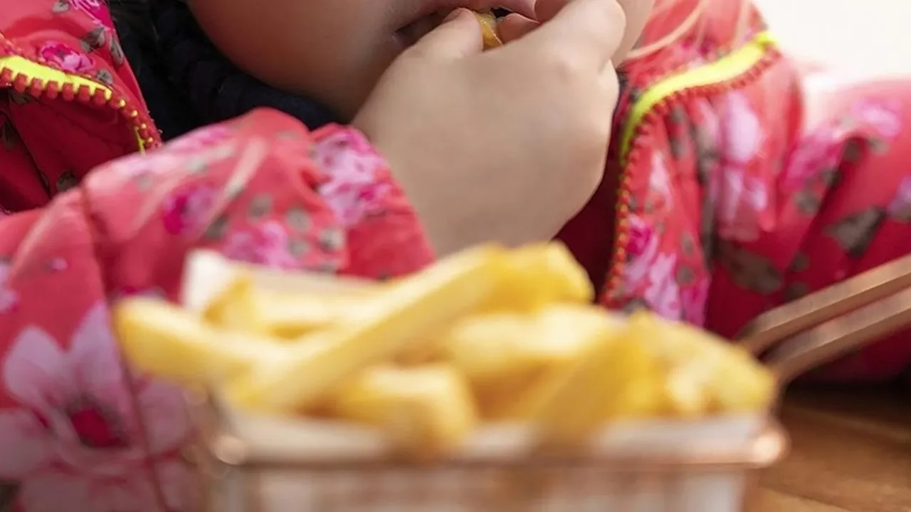 Obezite yeni bir riski beraberinde getirdi! Çocuklarda safra kesesi taşı alarmı 