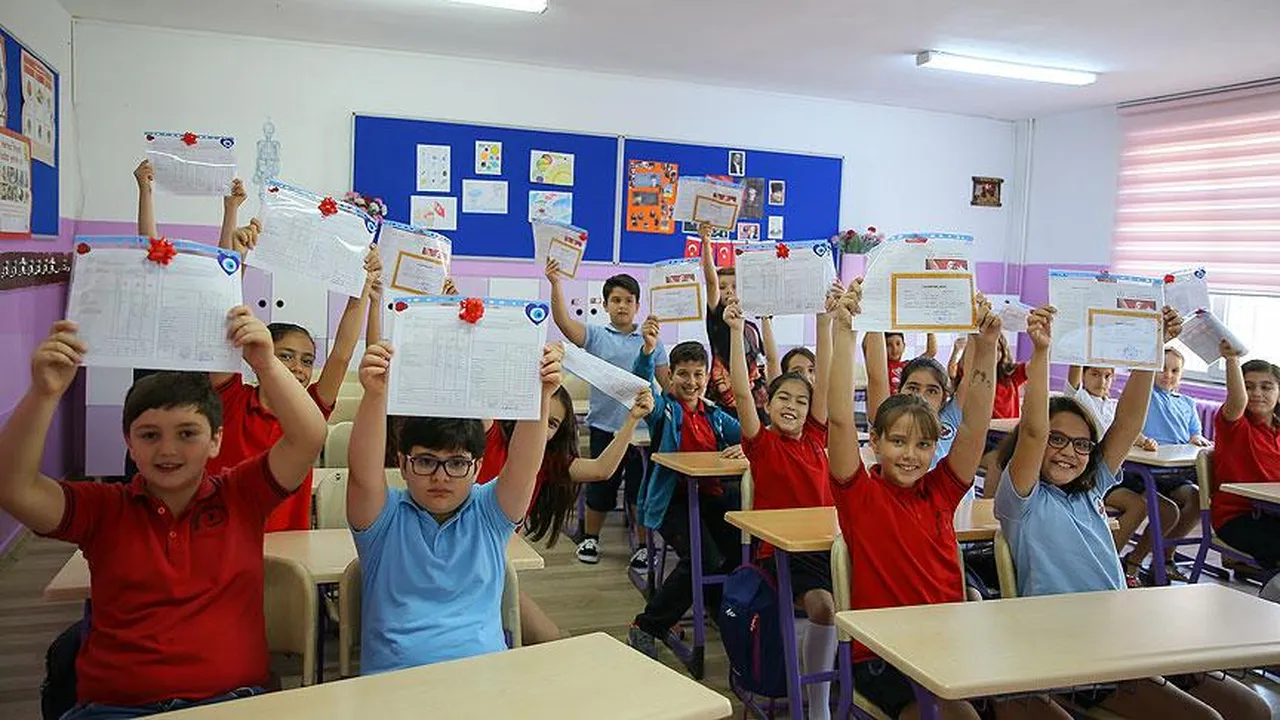 Öğretmenlerden öğrencilere en güzel karne görüşleri! Takdir eden ve motive eden mesajlar
