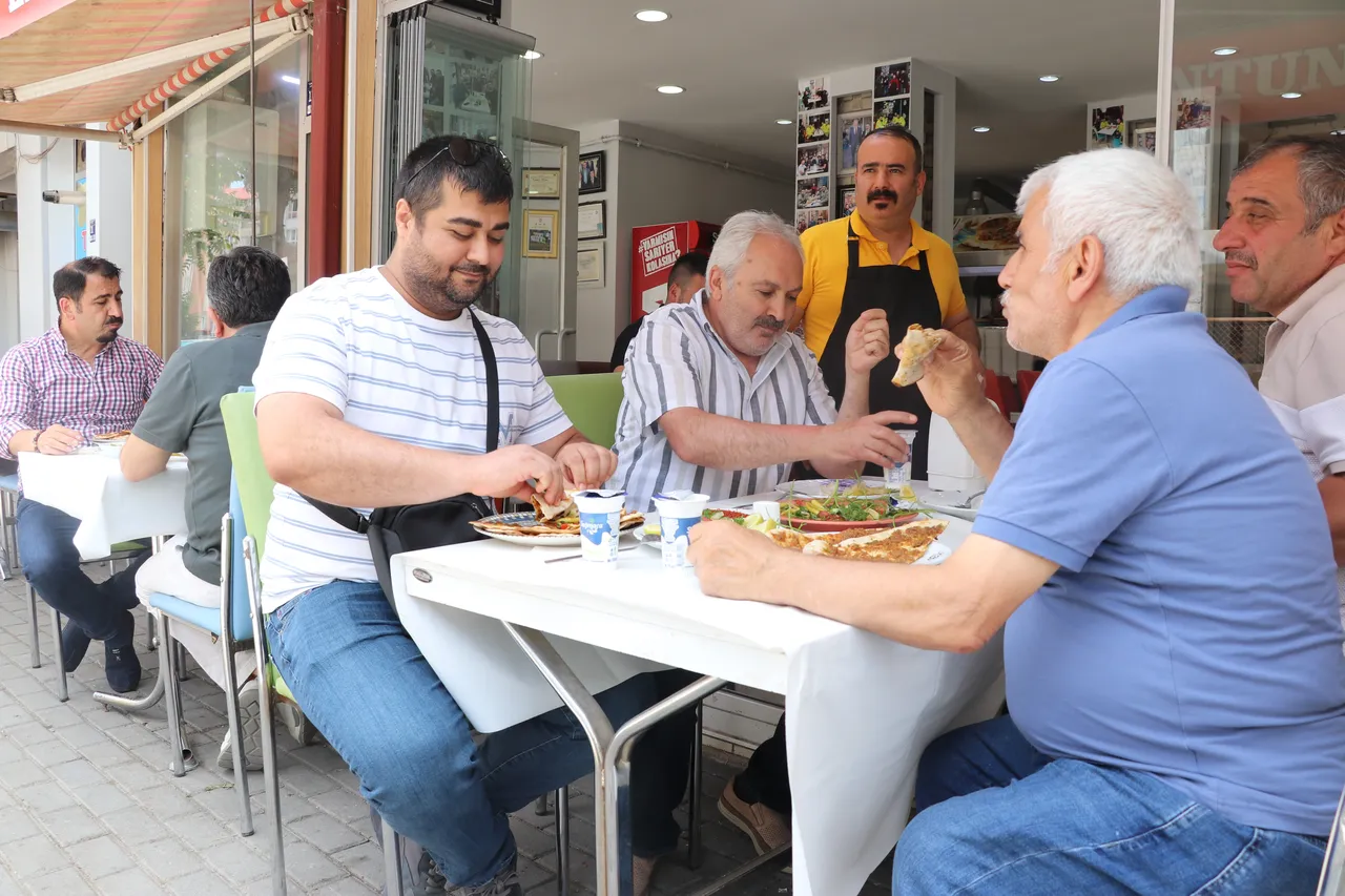50 liralık lahmacun gündem olmuştu! Nasıl kazandığını anlattı