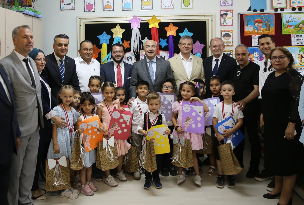 81 ilde karne heyecanı! 18 milyon öğrenci yaz tatiline girdi