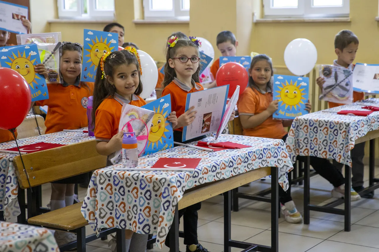 81 ilde karne heyecanı! 18 milyon öğrenci yaz tatiline girdi