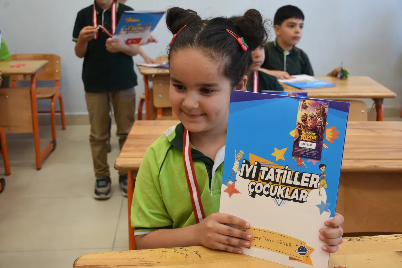 81 ilde karne heyecanı! 18 milyon öğrenci yaz tatiline girdi