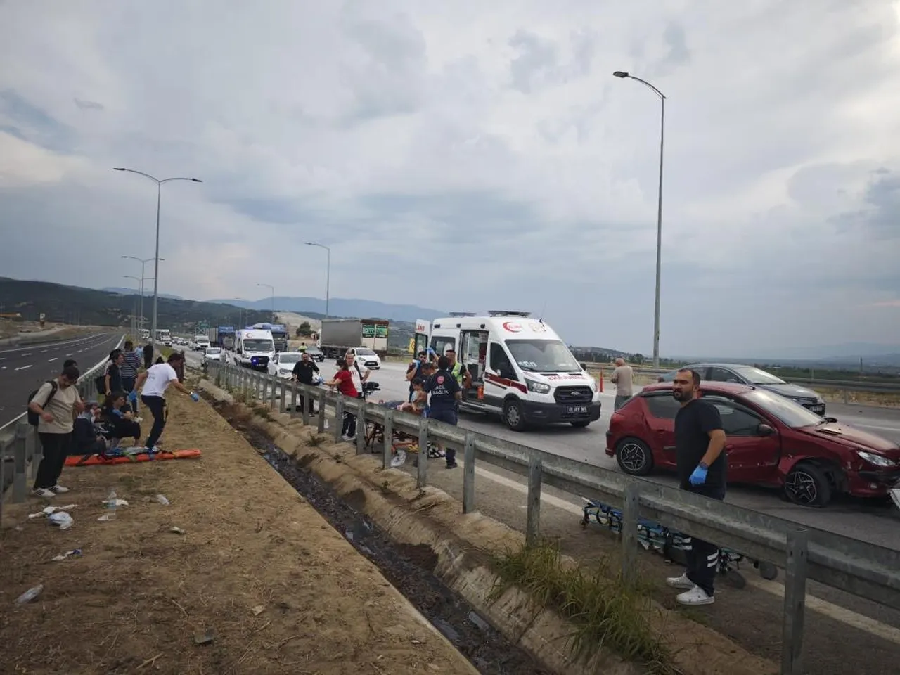 Aydın'da yolcu otobüsü bariyerlere daldı, çok sayıda yaralı var