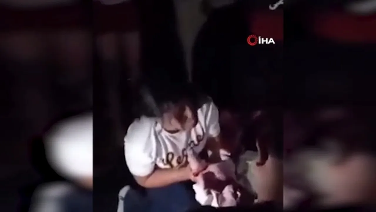 Depremin vurduğu Venezuelada acı manzara! Yıkımın ortasında doğum yaptı