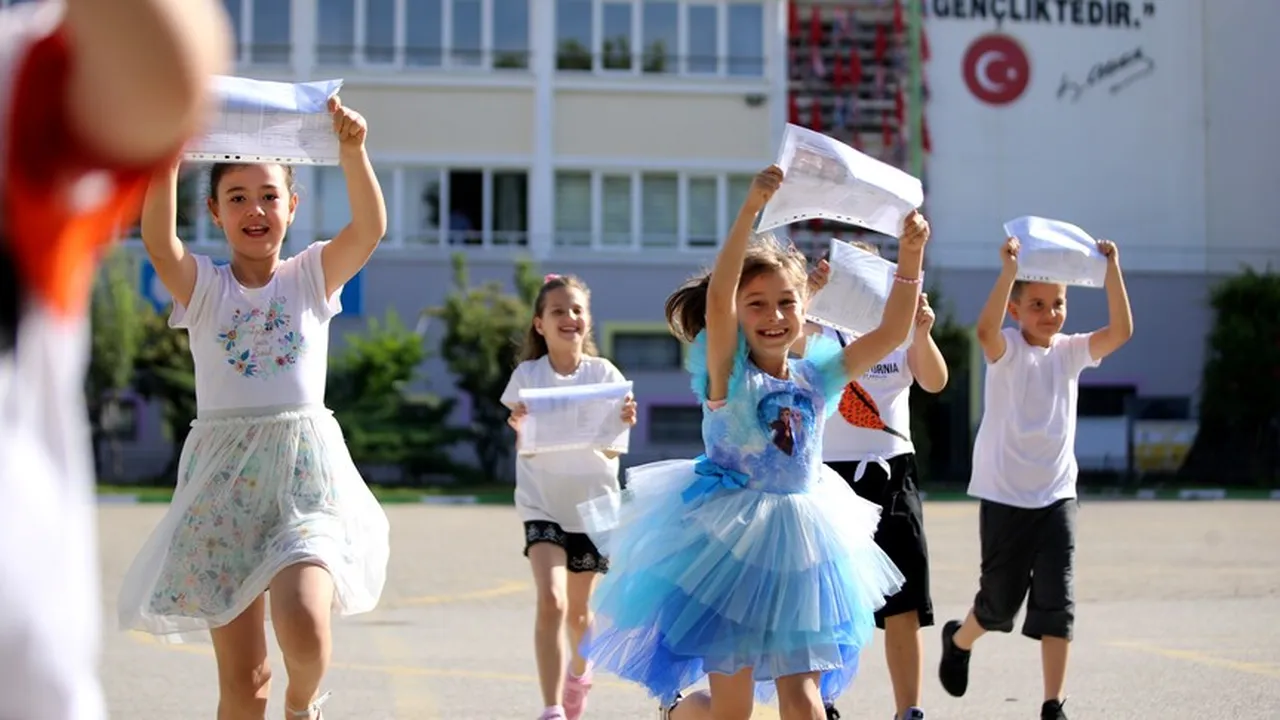 Karne tebrik mesajları 2026! Resimli, kısa ve anlamlı karne tebrik sözleri