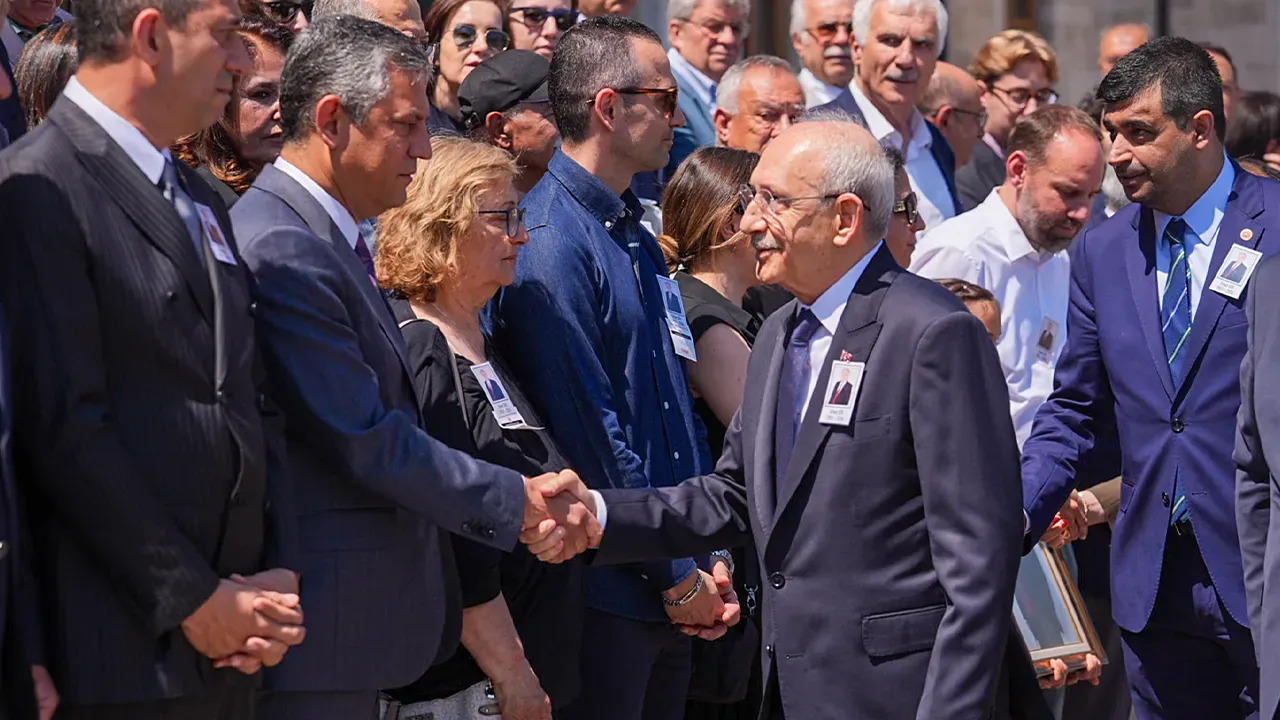 Vefat eden 22. Dönem CHP Balıkesir Milletvekili Orhan Sür için TBMM'de cenaze töreni düzenlendi. CHP Genel Başkanı Kemal Kılıçdaroğlu, tören alanına girişinde Özgür Özel ile selamlaştı.