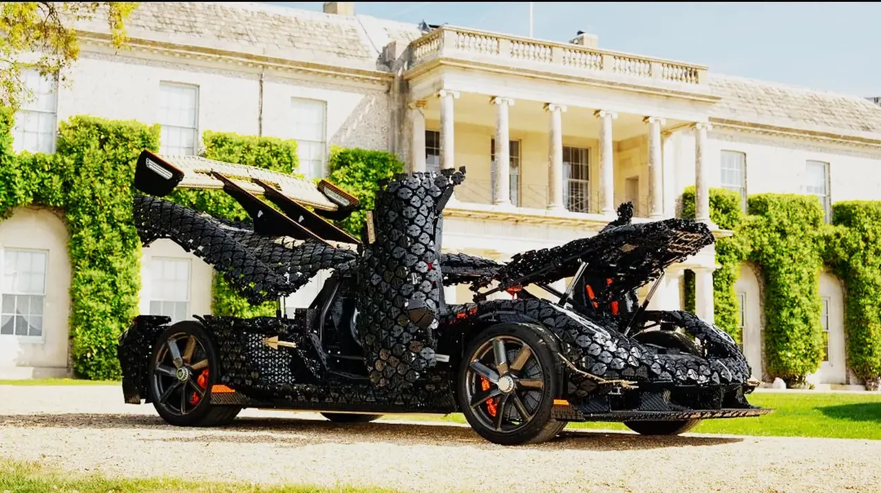 LEGO’dan sıra dışı proje! 327 bin parçayla gerçek boyutlu araç yapıldı, pistte rekor kırdı
