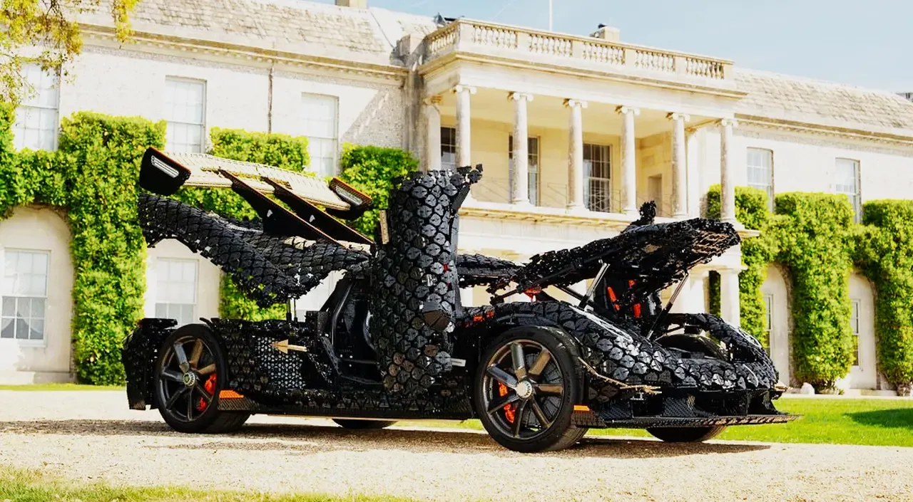 LEGO’dan sıra dışı proje! 327 bin parçayla gerçek boyutlu araç yapıldı, pistte rekor kırdı