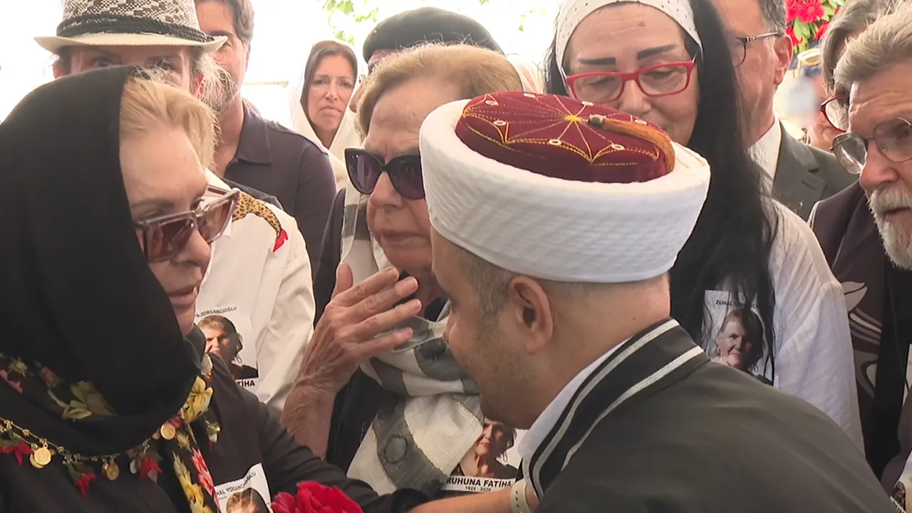 Ünlü ismin cenazesinde ‘saf’ tartışması! Oğlu imama karşı çıktı