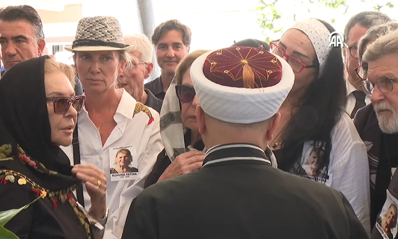 Ünlü ismin cenazesinde ‘saf’ tartışması! Oğlu imama karşı çıktı