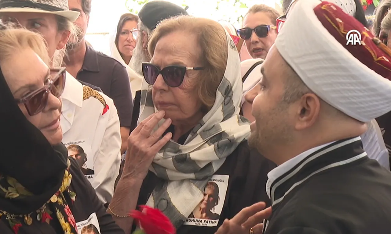 Ünlü ismin cenazesinde ‘saf’ tartışması! Oğlu imama karşı çıktı
