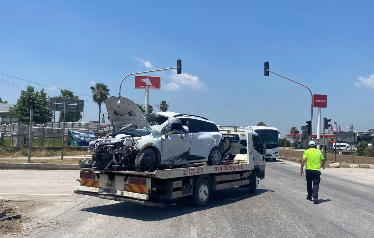 Adana'da tır, iki otomobile çarptı! Yaralılar var