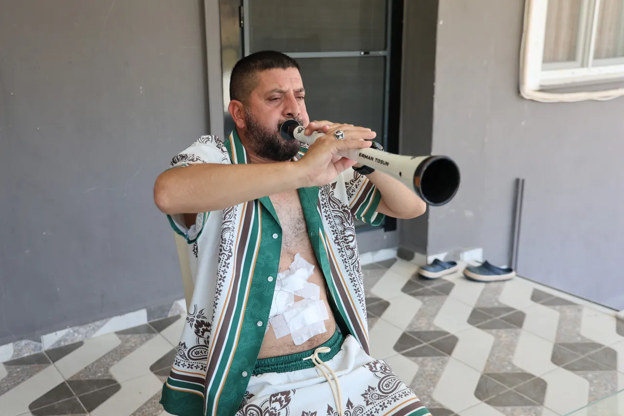 Doktor sözünü tuttu! Solunum egzersizini zurnası ile yaptı