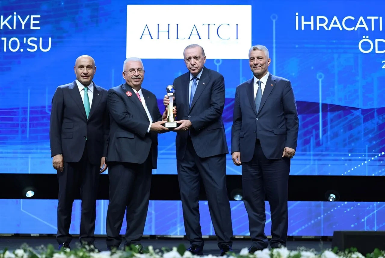 Kuyumculuk sektörü ihracat şampiyonu Ahlatcı, ödülünü Cumhurbaşkanı Erdoğan’ın elinden aldı