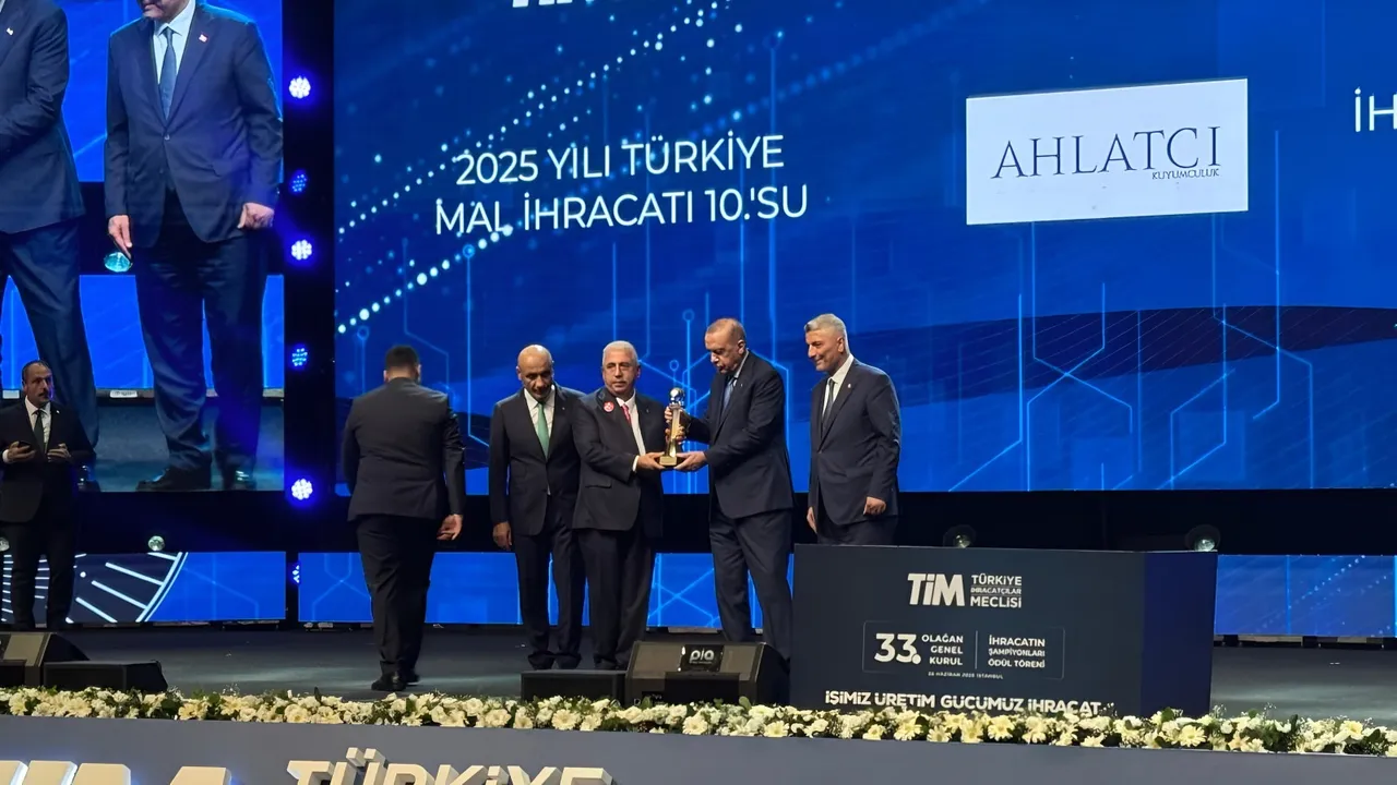 Kuyumculuk sektörü ihracat şampiyonu Ahlatcı, ödülünü Cumhurbaşkanı Erdoğan’ın elinden aldı