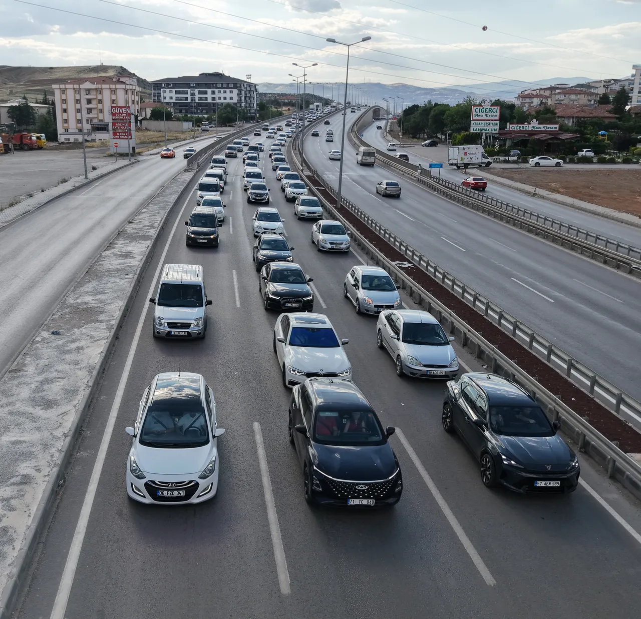 Okullar kapandı, yollar doldu! Kilit kavşakta kaza sonrası uzun kuyruk