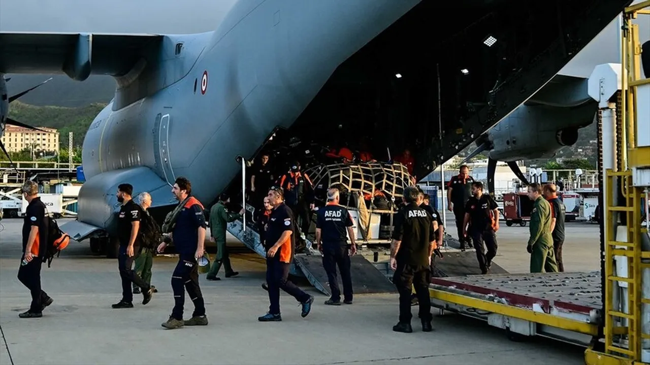 Peş peşe 7,2 ve 7,5 ile sallandılar! Mehmetçik dostluk köprüsü kurdu