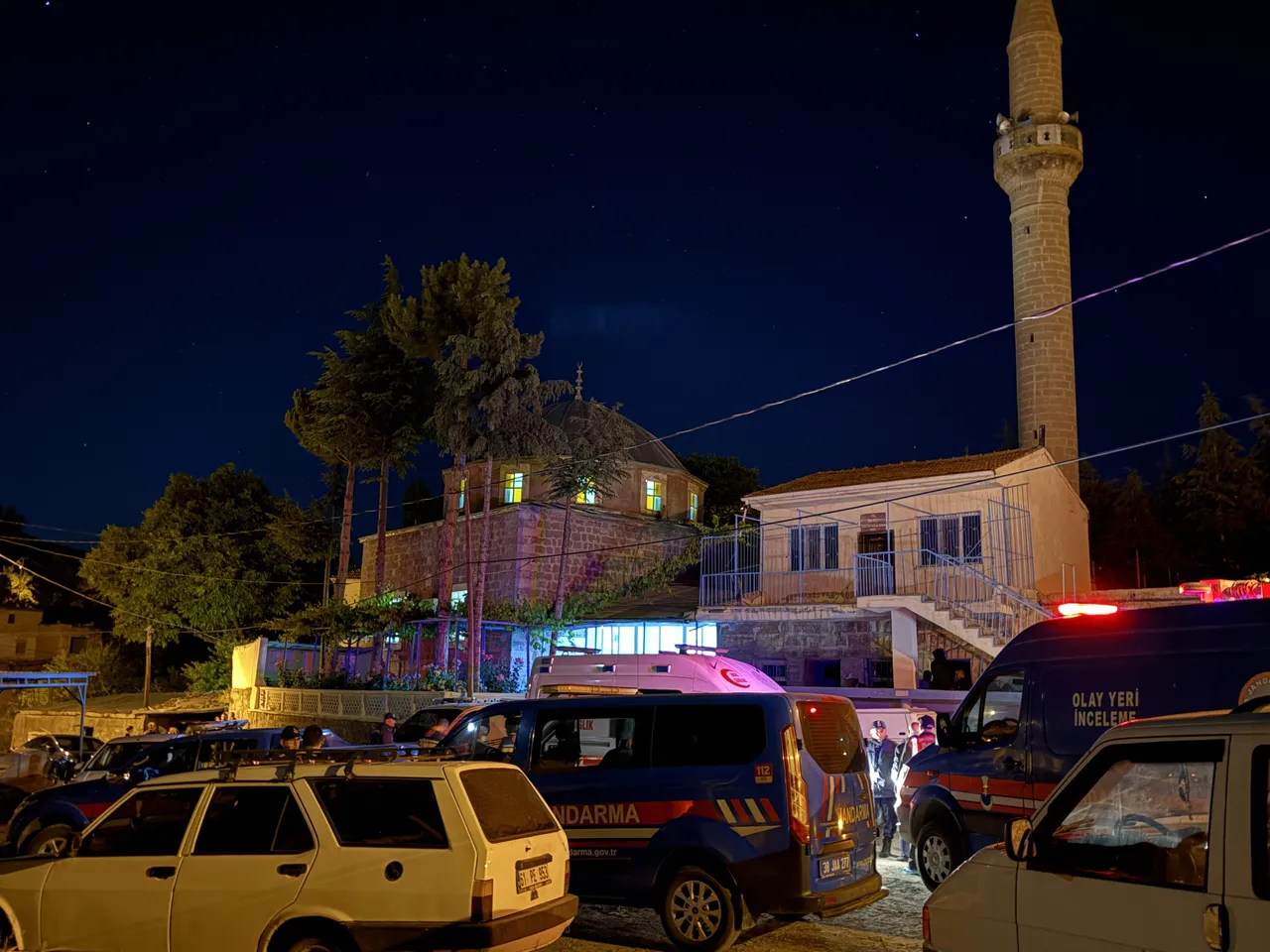 Kayseri'de cami avlusunda namazı bekleyenlere saldırı! 2 kişi hayatını kaybetti