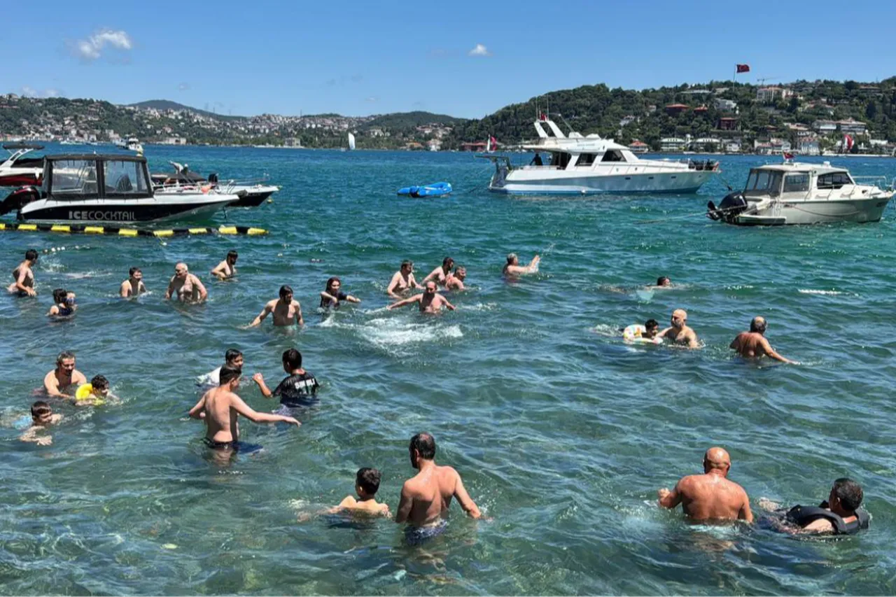 Ne Bodrum ne Marmaris! Sıcaktan bunalan İstanbullular Boğaz'da yüzdü
