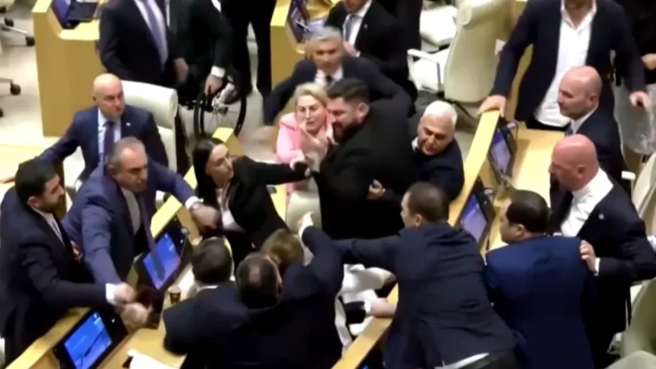 Olimpiyat şampiyonu halterci milletvekillerini yumrukladı! 10'dan fazla yaralı var