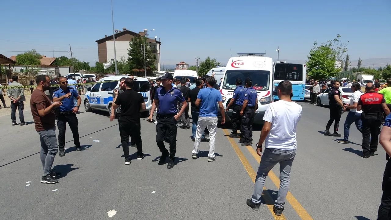 Ailesinden 3 kişiyi öldüren polis memuruna ceza yağdı!