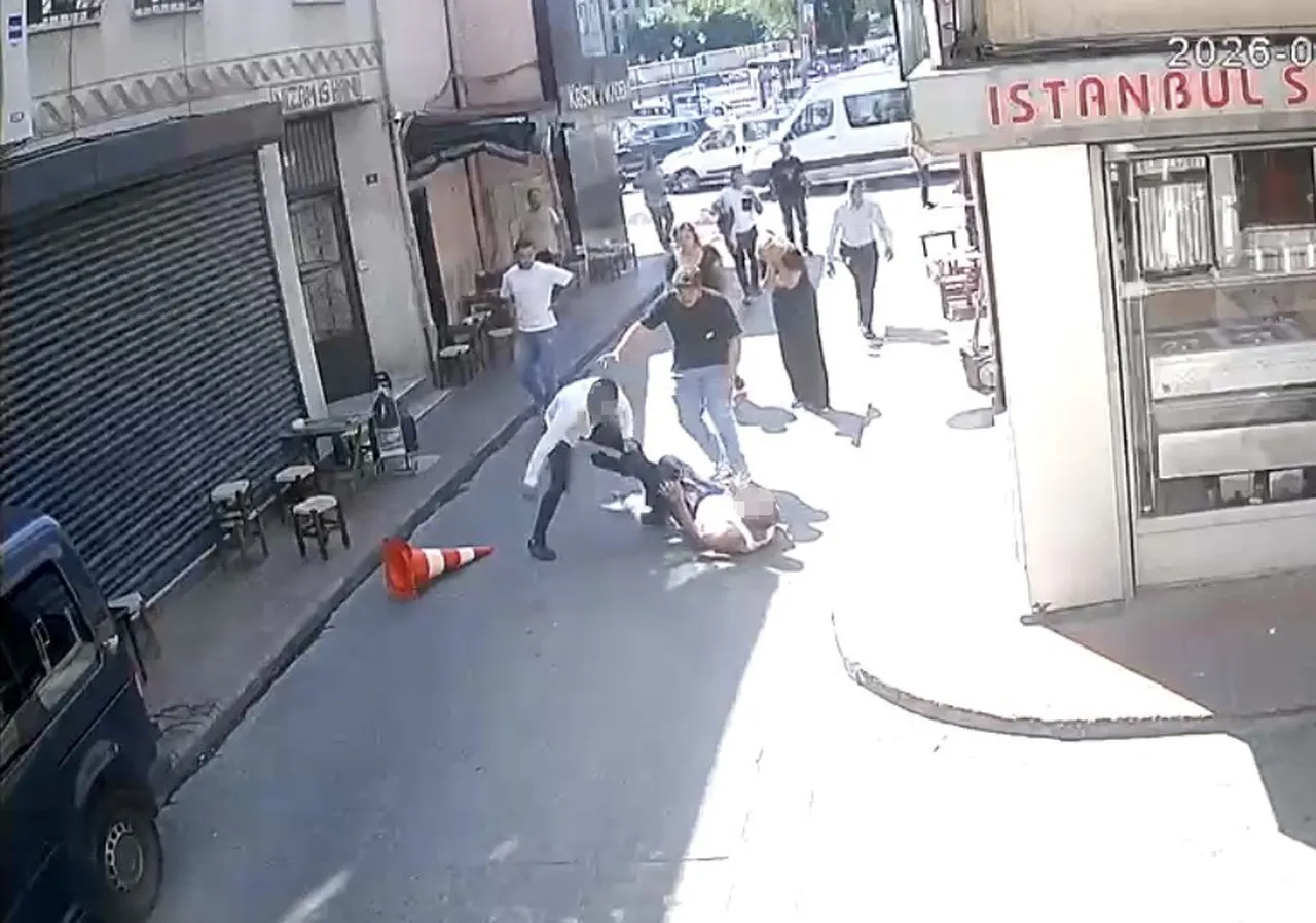 Beyoğlu'nda taciz iddiası kanlı bitti: Darbedilip bıçaklanan şahıs yoğun bakımda