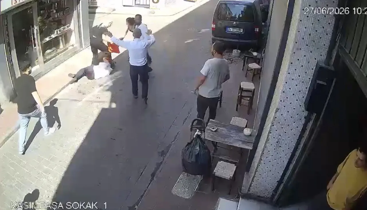 Beyoğlu'nda taciz iddiası kanlı bitti: Darbedilip bıçaklanan şahıs yoğun bakımda