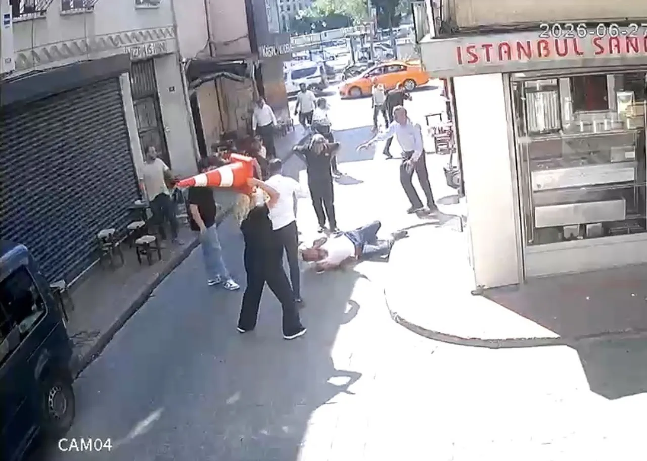Beyoğlu'nda taciz iddiası kanlı bitti: Darbedilip bıçaklanan şahıs yoğun bakımda