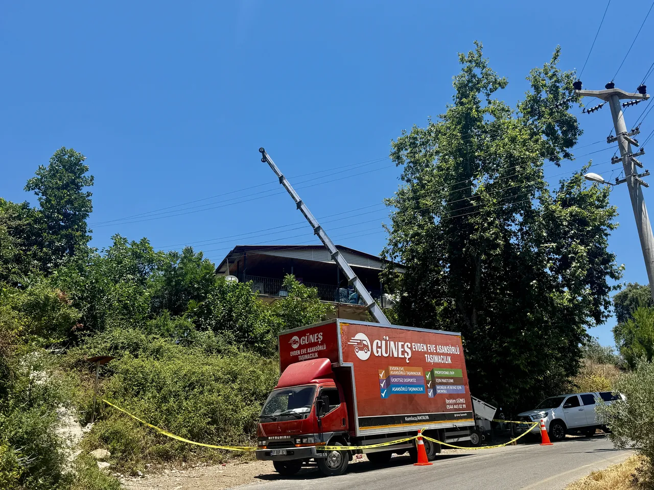 Eşya taşıdıkları asansör elektrik hattına düştü! Akıma kapılan 2 işçi hayatını kaybetti