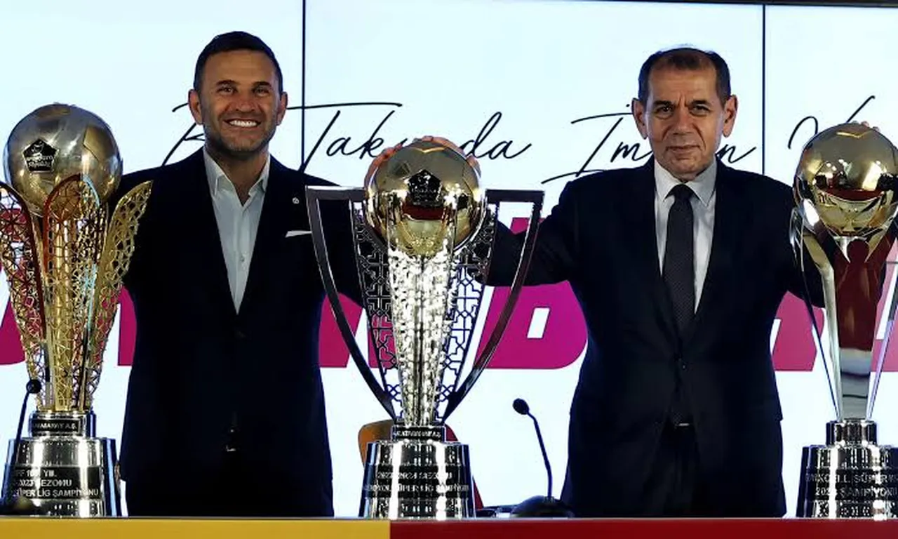 Galatasaray Başkanı Dursun Özbek ve teknik direktör Okan Buruk