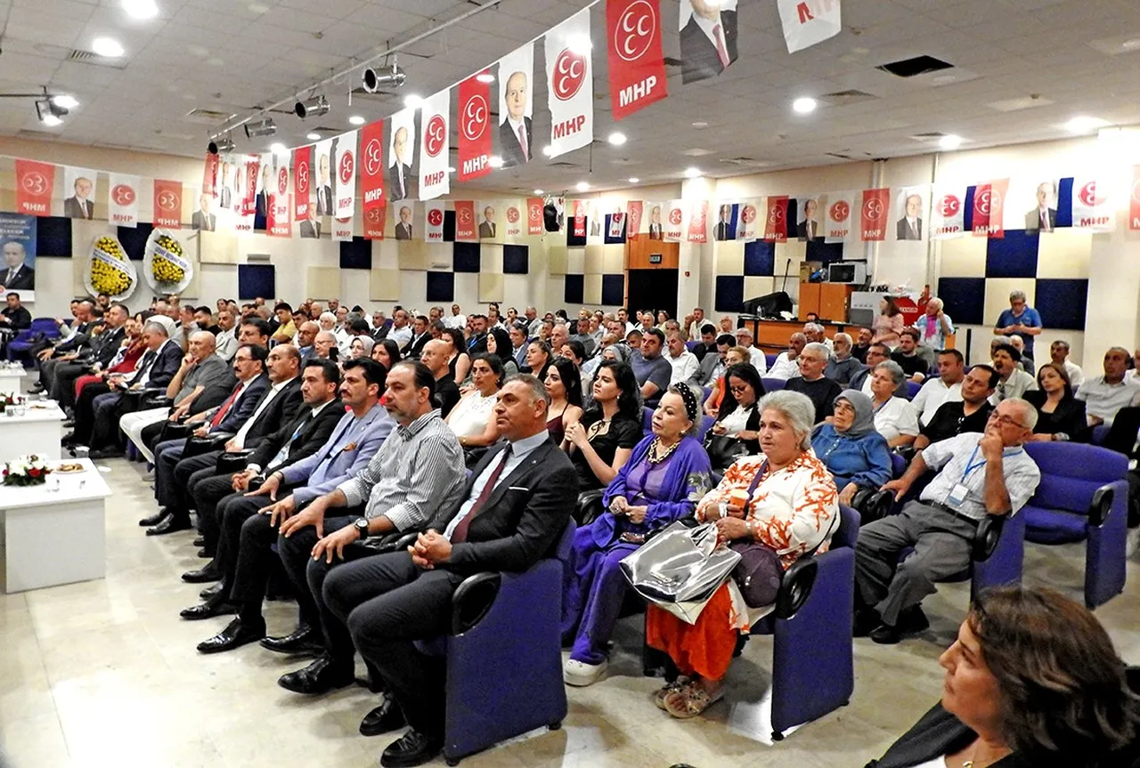 Güven tazeledi! MHP Çeşmede Galip Uluçam yeniden başkan seçildi