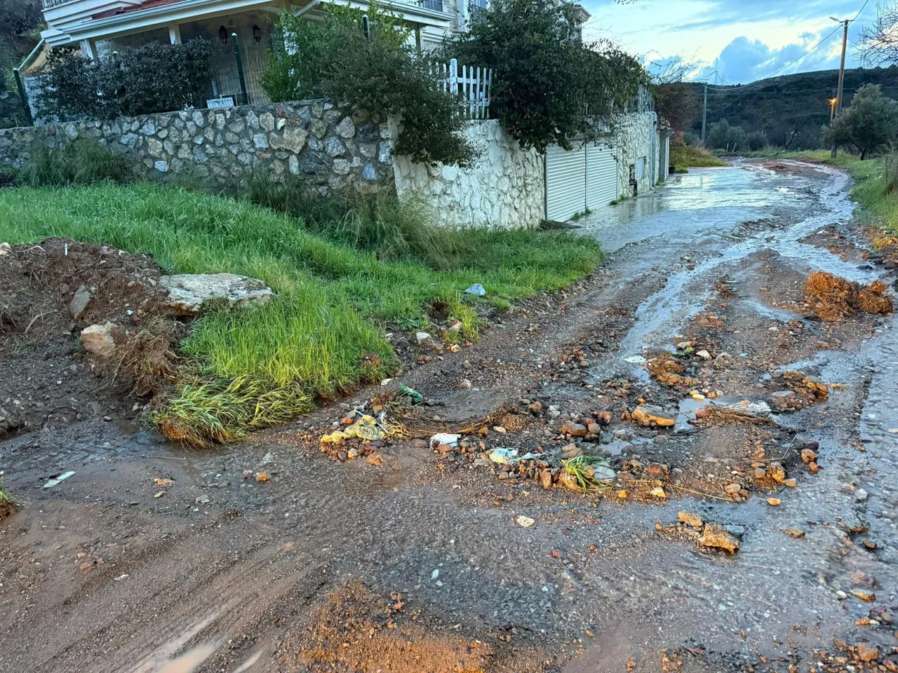 Ne ambulans girebiliyor ne de itfaiye... Datça Belediyesi'nden emeklilere 'yol' engeli