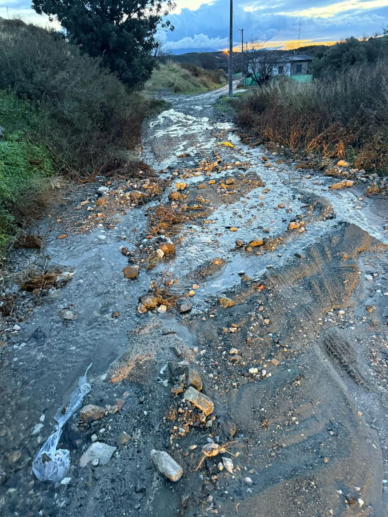 Ne ambulans girebiliyor ne de itfaiye... Datça Belediyesi'nden emeklilere 'yol' engeli