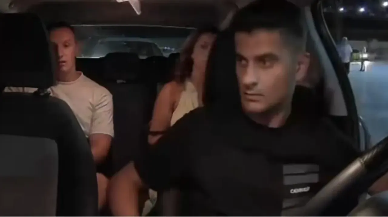 Taksicilerin yolcu kavgası! Turistler küçük dilini yuttu, korkudan defalarca özür diledi