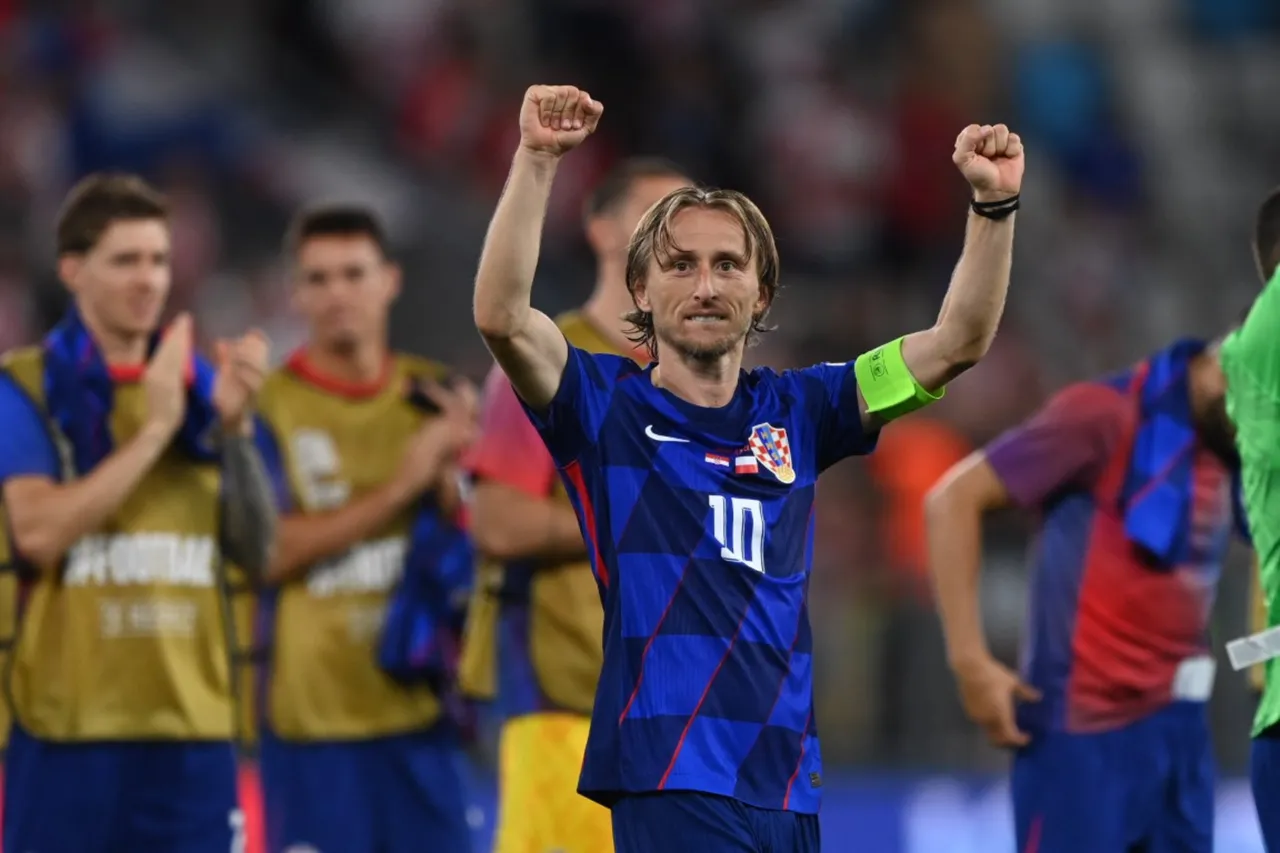 epa11593777 Luka Modric of Croatia (C) greets supporters after winning the UEFA Nations League group A soccer match between Croatia and Poland, in Osijek, Croatia, 08 September 2024.  EPA-EFE/Piotr Nowak POLAND OUT