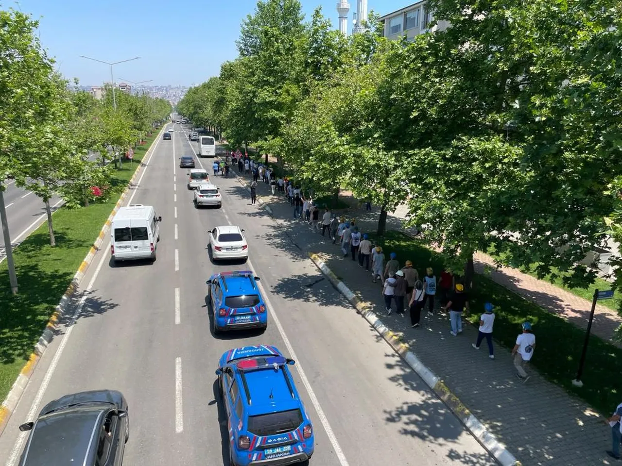 3 aydır maaş yok! Edirne'deki eylem büyüdü, işler patronun kapısına yürüdü
