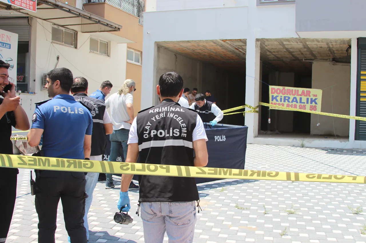 Adana’da dehşet anları! Oğlunu öldürdü, ekipler gelene kadar başında bekledi