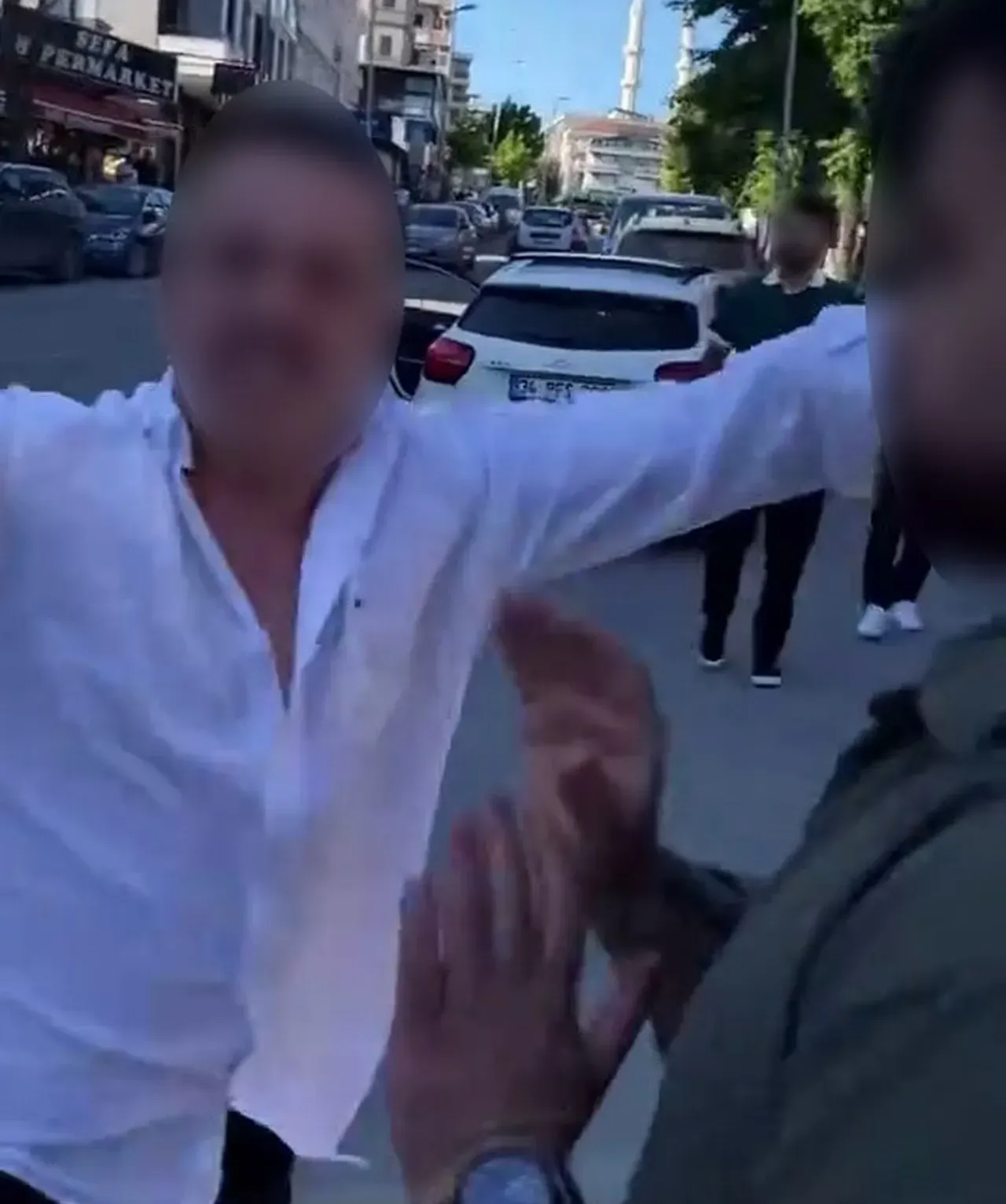 Aracına çarptılar, fotoğraf çekmek için iner inmez darbedildi! Kendi de ceza yedi
