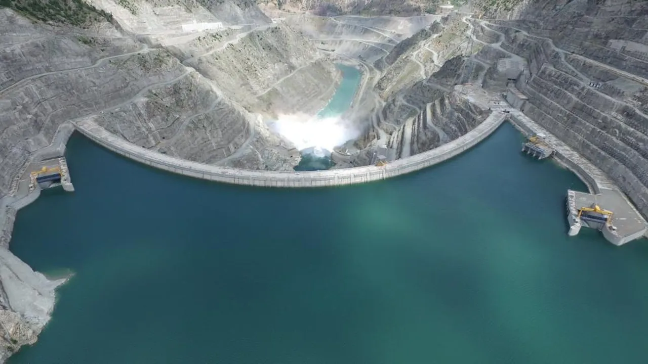 Artvin barajlarından su ile birlikte oluk oluk para aktı