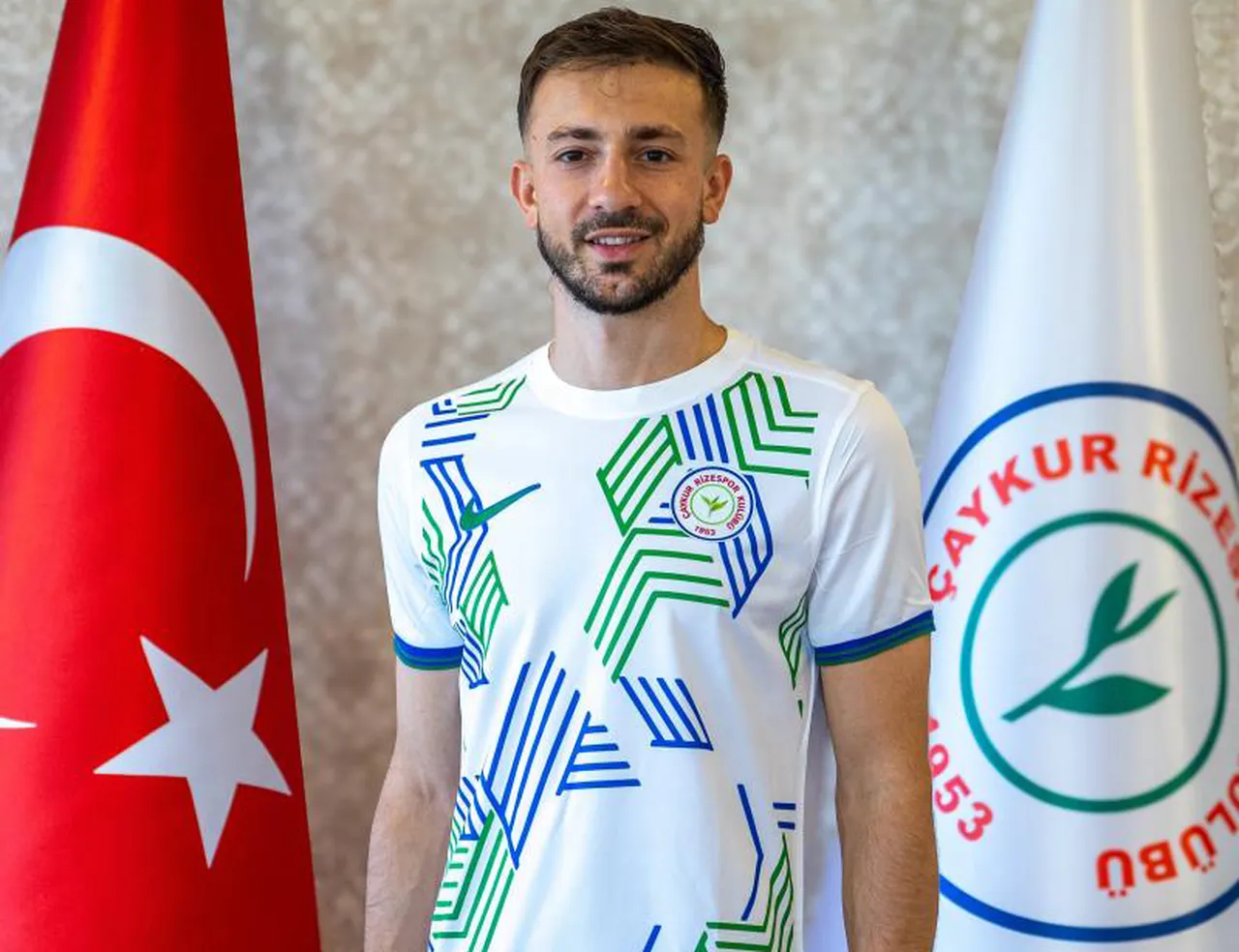 Milli futbolcu, Rizespor formasıyla böyle poz vermişti.