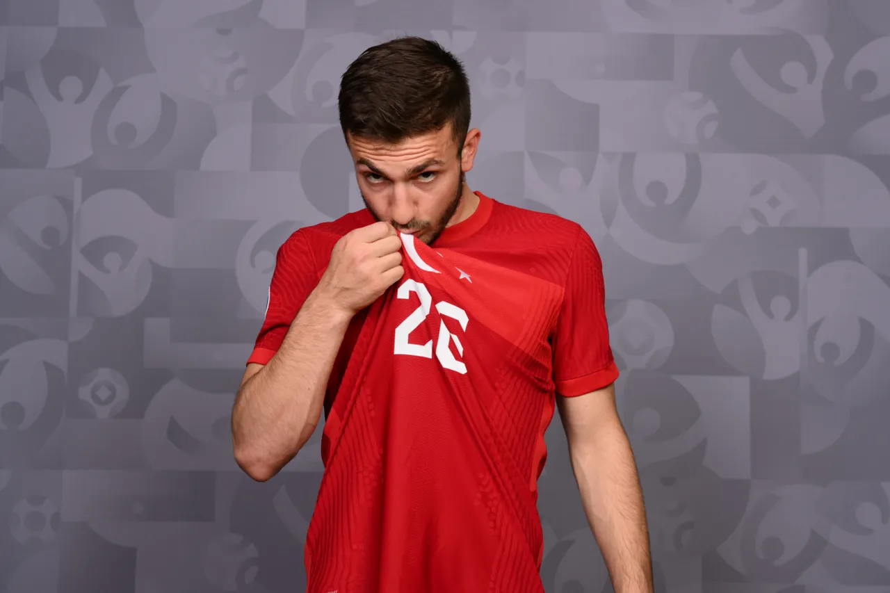 Halil Dervişoğlu, 27 Mayıs 2021'de Azerbaycan ile oynanan özel maçta A Milli Takım formasıyla tanışmştı.