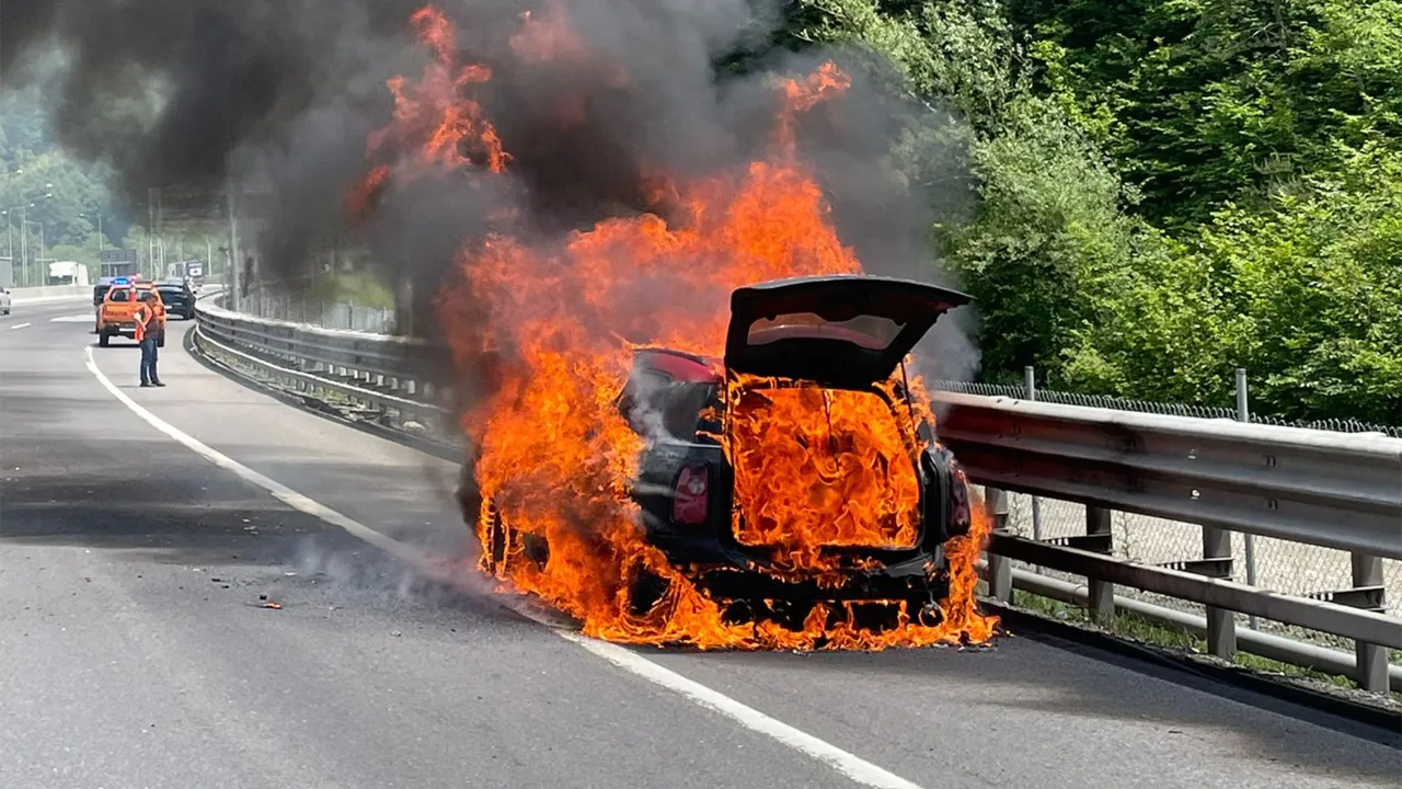 Bolu'da TEM otoyolunda alevlere teslim olan otomobil küle döndü! O anlar kamerada