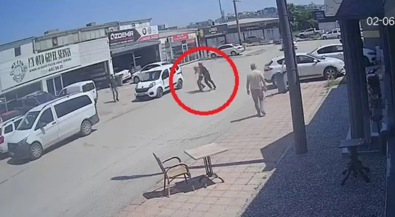 Bursa'da hırsızlık girişimi meydan dayağıyla bitti! Esnafın müdahalesi kamerada