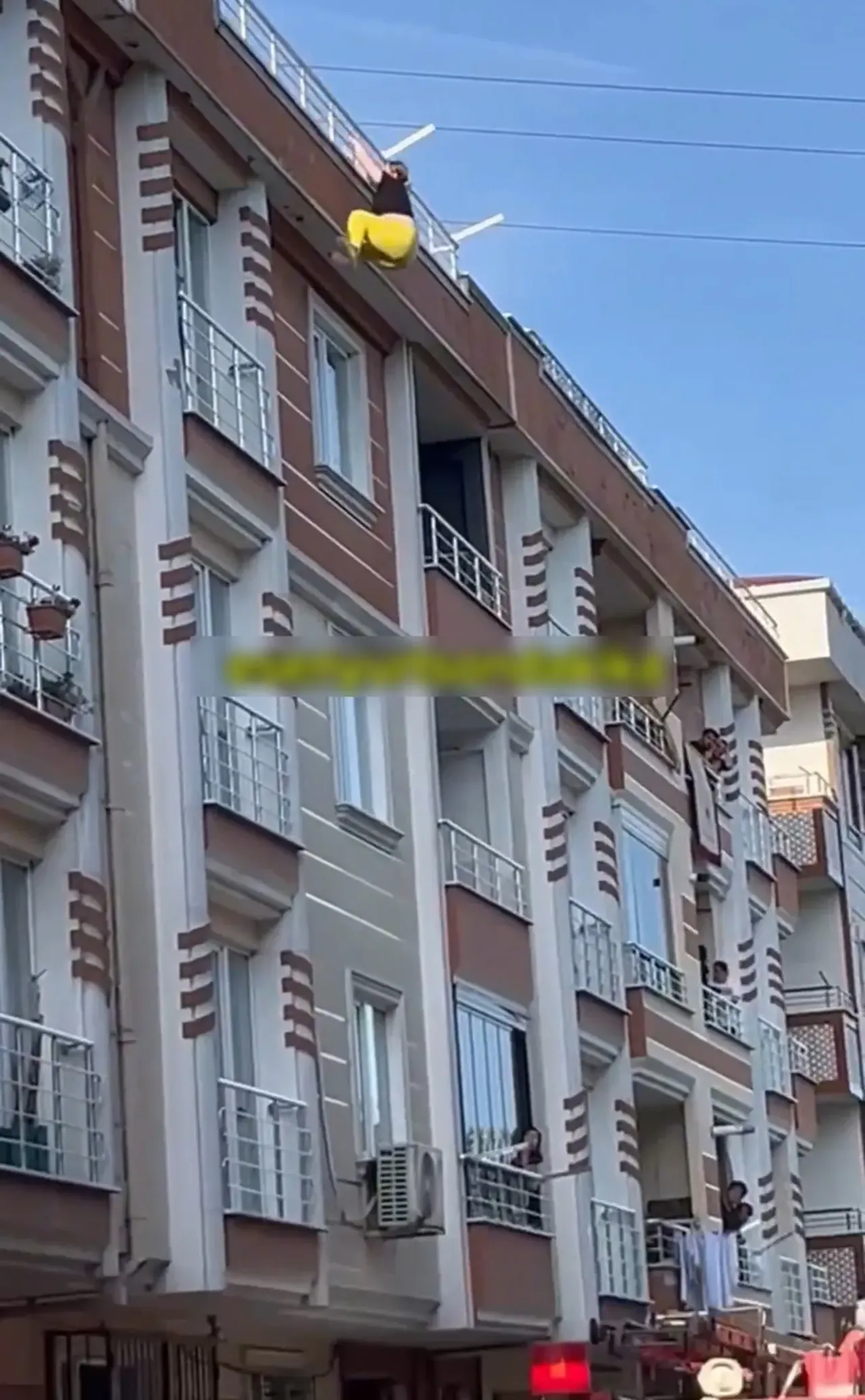Esenyurtta yürekleri ağza getiren olay: 4. kattan kendini boşluğa bıraktı