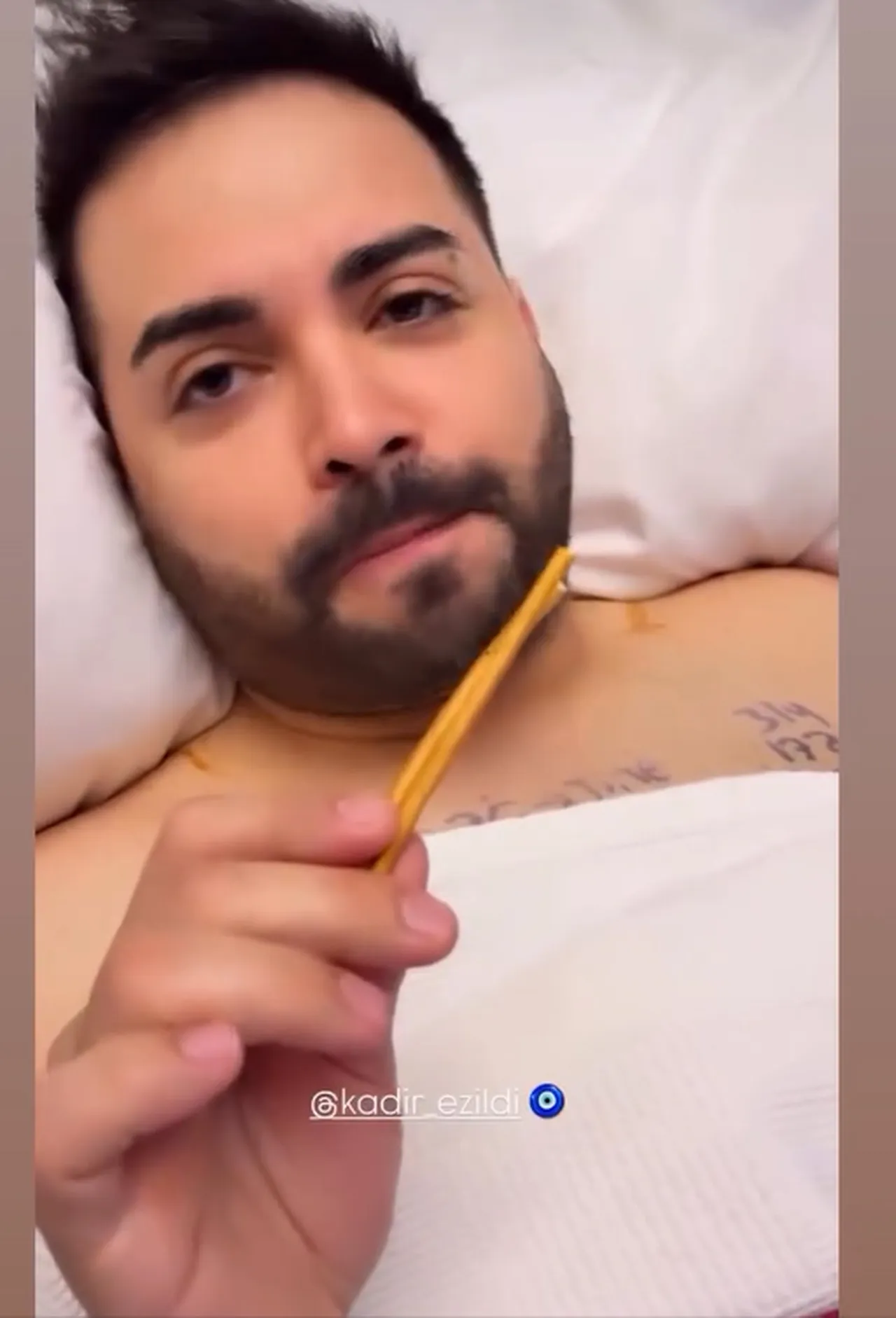 Eşi bir an olsun yanından ayrılmadı! Kadir Ezildi hastaneden paylaştı