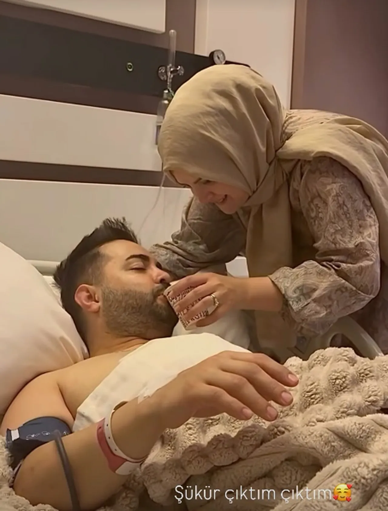 Eşi bir an olsun yanından ayrılmadı! Kadir Ezildi hastaneden paylaştı